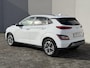 Hyundai Kona Electric EV Comfort Smart 64 kWh / Accu SOH 100% / Fabrieksgarantie tot 2-2027 / 8 Jaar Batterij Garantie / Warmtepomp / Dealer Onderhouden / Adaptieve Cruise / Stuur- en stoelverwarming / Navigatie / Camera / Apple Carplay & Android Auto / CCS Laden /
