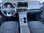 Hyundai Kona Electric EV Comfort Smart 64 kWh / Accu SOH 100% / Fabrieksgarantie tot 2-2027 / 8 Jaar Batterij Garantie / Warmtepomp / Dealer Onderhouden / Adaptieve Cruise / Stuur- en stoelverwarming / Navigatie / Camera / Apple Carplay & Android Auto / CCS Laden /