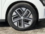 Hyundai Kona Electric EV Comfort Smart 64 kWh / Accu SOH 100% / Fabrieksgarantie tot 2-2027 / 8 Jaar Batterij Garantie / Warmtepomp / Dealer Onderhouden / Adaptieve Cruise / Stuur- en stoelverwarming / Navigatie / Camera / Apple Carplay & Android Auto / CCS Laden /