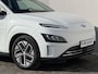 Hyundai Kona Electric EV Comfort Smart 64 kWh / Accu SOH 100% / Fabrieksgarantie tot 2-2027 / 8 Jaar Batterij Garantie / Warmtepomp / Dealer Onderhouden / Adaptieve Cruise / Stuur- en stoelverwarming / Navigatie / Camera / Apple Carplay & Android Auto / CCS Laden /