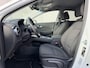 Hyundai Kona Electric EV Comfort Smart 64 kWh / Accu SOH 100% / Fabrieksgarantie tot 2-2027 / 8 Jaar Batterij Garantie / Warmtepomp / Dealer Onderhouden / Adaptieve Cruise / Stuur- en stoelverwarming / Navigatie / Camera / Apple Carplay & Android Auto / CCS Laden /
