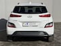 Hyundai Kona Electric EV Comfort Smart 64 kWh / Accu SOH 100% / Fabrieksgarantie tot 2-2027 / 8 Jaar Batterij Garantie / Warmtepomp / Dealer Onderhouden / Adaptieve Cruise / Stuur- en stoelverwarming / Navigatie / Camera / Apple Carplay & Android Auto / CCS Laden /