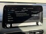 Hyundai Kona Electric EV Comfort Smart 64 kWh / Accu SOH 100% / Fabrieksgarantie tot 2-2027 / 8 Jaar Batterij Garantie / Warmtepomp / Dealer Onderhouden / Adaptieve Cruise / Stuur- en stoelverwarming / Navigatie / Camera / Apple Carplay & Android Auto / CCS Laden /