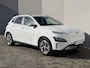 Hyundai Kona Electric EV Comfort Smart 64 kWh / Accu SOH 100% / Fabrieksgarantie tot 2-2027 / 8 Jaar Batterij Garantie / Warmtepomp / Dealer Onderhouden / Adaptieve Cruise / Stuur- en stoelverwarming / Navigatie / Camera / Apple Carplay & Android Auto / CCS Laden /