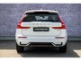 Volvo XC60 2.0 B5 R-Design | Harman Kardon Audio | Panoramadak | Head-up Display | Trekhaak | Achteruitrijcamera | Standkachel | BLIS | Navigatie | Apple Carplay | Android Auto | Sportstoelen | Elektrisch Verstelbare Voorstoelen | Stoelverwarming
