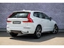 Volvo XC60 2.0 B5 R-Design | Harman Kardon Audio | Panoramadak | Head-up Display | Trekhaak | Achteruitrijcamera | Standkachel | BLIS | Navigatie | Apple Carplay | Android Auto | Sportstoelen | Elektrisch Verstelbare Voorstoelen | Stoelverwarming