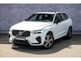 Volvo XC60 2.0 B5 R-Design | Harman Kardon Audio | Panoramadak | Head-up Display | Trekhaak | Achteruitrijcamera | Standkachel | BLIS | Navigatie | Apple Carplay | Android Auto | Sportstoelen | Elektrisch Verstelbare Voorstoelen | Stoelverwarming