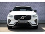 Volvo XC60 2.0 B5 R-Design | Harman Kardon Audio | Panoramadak | Head-up Display | Trekhaak | Achteruitrijcamera | Standkachel | BLIS | Navigatie | Apple Carplay | Android Auto | Sportstoelen | Elektrisch Verstelbare Voorstoelen | Stoelverwarming