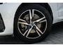 Volvo XC60 2.0 B5 R-Design | Harman Kardon Audio | Panoramadak | Head-up Display | Trekhaak | Achteruitrijcamera | Standkachel | BLIS | Navigatie | Apple Carplay | Android Auto | Sportstoelen | Elektrisch Verstelbare Voorstoelen | Stoelverwarming