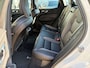 Volvo XC60 2.0 B5 R-Design | Harman Kardon Audio | Panoramadak | Head-up Display | Trekhaak | Achteruitrijcamera | Standkachel | BLIS | Navigatie | Apple Carplay | Android Auto | Sportstoelen | Elektrisch Verstelbare Voorstoelen | Stoelverwarming