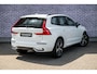 Volvo XC60 2.0 B5 R-Design | Harman Kardon Audio | Panoramadak | Head-up Display | Trekhaak | Achteruitrijcamera | Standkachel | BLIS | Navigatie | Apple Carplay | Android Auto | Sportstoelen | Elektrisch Verstelbare Voorstoelen | Stoelverwarming
