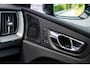 Volvo XC60 2.0 B5 R-Design | Harman Kardon Audio | Panoramadak | Head-up Display | Trekhaak | Achteruitrijcamera | Standkachel | BLIS | Navigatie | Apple Carplay | Android Auto | Sportstoelen | Elektrisch Verstelbare Voorstoelen | Stoelverwarming