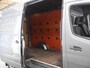 Mercedes-Benz Sprinter 319 | 3.0 CDI V6 | L2 H2 | DODEHOEK DETECTIE | CLIMATE CONTROL | TREKHAAK | CRUISE CONTROL | VERWARMBAAR VOORRUIT | STOELVERWARMING | LED KOPLAMPEN | PARKEERCAMERA | NAVIGATIE | 3-ZITS | V6