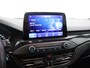 Ford Focus Wagon ST-line 1.0 EcoBoost Titanium Business ST-line Automaat, Design Pack, bluetooth, boordcomputer, cruise control, Apple Carplay/Android Auto, parkeersensoren voor/achter, rijstrooksensor, Elektronische remkrachtverdeling, Elektronis Je stapt in en meteen voel je het: deze Ford Focus Wagon is geen doorsnee gezinsauto. Strak in z’n ST-line jas, met sportieve accenten en een zelfverzekerde uitstraling, maakt hij meteen indr