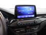 Ford Focus Wagon ST-line 1.0 EcoBoost Titanium Business ST-line Automaat, Design Pack, bluetooth, boordcomputer, cruise control, Apple Carplay/Android Auto, parkeersensoren voor/achter, rijstrooksensor, Elektronische remkrachtverdeling, Elektronis Je stapt in en meteen voel je het: deze Ford Focus Wagon is geen doorsnee gezinsauto. Strak in z’n ST-line jas, met sportieve accenten en een zelfverzekerde uitstraling, maakt hij meteen indr