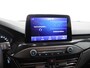 Ford Focus Wagon ST-line 1.0 EcoBoost Titanium Business ST-line Automaat, Design Pack, bluetooth, boordcomputer, cruise control, Apple Carplay/Android Auto, parkeersensoren voor/achter, rijstrooksensor, Elektronische remkrachtverdeling, Elektronis Je stapt in en meteen voel je het: deze Ford Focus Wagon is geen doorsnee gezinsauto. Strak in z’n ST-line jas, met sportieve accenten en een zelfverzekerde uitstraling, maakt hij meteen indr