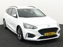 Ford Focus Wagon ST-line 1.0 EcoBoost Titanium Business ST-line Automaat, Design Pack, bluetooth, boordcomputer, cruise control, Apple Carplay/Android Auto, parkeersensoren voor/achter, rijstrooksensor, Elektronische remkrachtverdeling, Elektronis Je stapt in en meteen voel je het: deze Ford Focus Wagon is geen doorsnee gezinsauto. Strak in z’n ST-line jas, met sportieve accenten en een zelfverzekerde uitstraling, maakt hij meteen indr