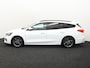 Ford Focus Wagon ST-line 1.0 EcoBoost Titanium Business ST-line Automaat, Design Pack, bluetooth, boordcomputer, cruise control, Apple Carplay/Android Auto, parkeersensoren voor/achter, rijstrooksensor, Elektronische remkrachtverdeling, Elektronis Je stapt in en meteen voel je het: deze Ford Focus Wagon is geen doorsnee gezinsauto. Strak in z’n ST-line jas, met sportieve accenten en een zelfverzekerde uitstraling, maakt hij meteen indr