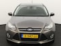 Ford Focus Wagon 1.0 EcoBoost Titanium Airco, Boordcomputer, Cruise control, Regensensor, ruitensproeiers/wisserbladen verwarmbaar, Start/stop systeem, Verwarmde voorruit De Ford Focus Wagon 1.0 EcoBoost Titanium is een ruime en comfortabele stationwagen met een moderne en zuinige 1.0-liter EcoBoost turbomotor. Deze driecilinder benzinemotor levert ongeveer 12