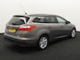 Ford Focus Wagon 1.0 EcoBoost Titanium Airco, Boordcomputer, Cruise control, Regensensor, ruitensproeiers/wisserbladen verwarmbaar, Start/stop systeem, Verwarmde voorruit De Ford Focus Wagon 1.0 EcoBoost Titanium is een ruime en comfortabele stationwagen met een moderne en zuinige 1.0-liter EcoBoost turbomotor. Deze driecilinder benzinemotor levert ongeveer 12