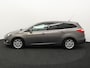 Ford Focus Wagon 1.0 EcoBoost Titanium Airco, Boordcomputer, Cruise control, Regensensor, ruitensproeiers/wisserbladen verwarmbaar, Start/stop systeem, Verwarmde voorruit De Ford Focus Wagon 1.0 EcoBoost Titanium is een ruime en comfortabele stationwagen met een moderne en zuinige 1.0-liter EcoBoost turbomotor. Deze driecilinder benzinemotor levert ongeveer 12