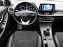 Hyundai i30 1.0 T-GDI 120PK Premium Fastback / Navigatie / Apple CarPlay & Android auto / 17" LMV / Airco Climat control / Cruise Control / Parkeersensoren voor & achter / Achteruitrijcamera / Keyless Entry & Start&Go /
