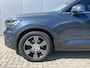 Volvo XC40 2.0 T4 190 pk Inscription Trekhaak Panoramadak Leder 360 Camera ACC Pilot Assist Harman Kardon Audio BLIS DAB Apple Carplay Android  Auto Stoelverwarming Scandinavian Line Hoge Zit 8-traps Automaat Super compleet en 1800 kg trekgewicht !