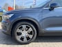 Volvo XC40 2.0 T4 190 pk Inscription Trekhaak Panoramadak Leder 360 Camera ACC Pilot Assist Harman Kardon Audio BLIS DAB Apple Carplay Android  Auto Stoelverwarming Scandinavian Line Hoge Zit 8-traps Automaat Super compleet en 1800 kg trekgewicht !