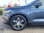 Volvo XC40 2.0 T4 190 pk Inscription Trekhaak Panoramadak Leder 360 Camera ACC Pilot Assist Harman Kardon Audio BLIS DAB Apple Carplay Android Auto Stoelverwarming Scandinavian Line Hoge Zit 8-traps Automaat Super compleet en 1800 kg trekgewicht !