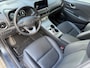 Hyundai Kona Electric EV Premium 64 kWh / Afneembare Trekhaak / Head Up Display / All Season Banden / Stoelverwarming / Stuurwiel Verwarmbaar / Stoel Ventilatie / Achterbank Verwarmbaar / Adaptieve Cruise Control / Krell Geluidsinstallatie