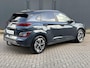 Hyundai Kona Electric EV Premium 64 kWh / Afneembare Trekhaak / Head Up Display / All Season Banden / Stoelverwarming / Stuurwiel Verwarmbaar / Stoel Ventilatie / Achterbank Verwarmbaar / Adaptieve Cruise Control / Krell Geluidsinstallatie