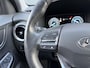 Hyundai Kona Electric EV Premium 64 kWh / Afneembare Trekhaak / Head Up Display / All Season Banden / Stoelverwarming / Stuurwiel Verwarmbaar / Stoel Ventilatie / Achterbank Verwarmbaar / Adaptieve Cruise Control / Krell Geluidsinstallatie