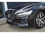Volvo V60 T6 Recharge AWD R-Design | Long Range | Panoramisch schuif-/kanteldak | Semi Elektrisch inklapbare Trekhaak | Harman Kardon Premium Sound | Driver Assist Pakket | Elektrisch verstelbare voorstoelen | Nappa Leder met ventilatie | Camera achter | 1e Eigenaar | Dealer Onderhouden |