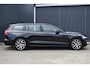 Volvo V60 T6 Recharge AWD R-Design | Long Range | Panoramisch schuif-/kanteldak | Semi Elektrisch inklapbare Trekhaak | Harman Kardon Premium Sound | Driver Assist Pakket | Elektrisch verstelbare voorstoelen | Nappa Leder met ventilatie | Camera achter | 1e Eigenaar | Dealer Onderhouden |