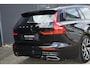 Volvo V60 T6 Recharge AWD R-Design | Panoramisch schuif-/kanteldak | Semi Elektrisch inklapbare Trekhaak | Harman Kardon Premium Sound | Driver Assist Pakket | Elektrisch verstelbare voorstoelen | Nappa Leder met ventilatie | Camera achter | 1e Eigenaar | Dealer Onderhouden |