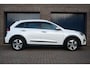 Kia Niro EV e-Niro DynamicLine 64 kWh 3 Fase | Parelmoer wit | SOH 100% | Keyless | Camera | Adaptive Cruise