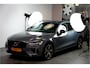Volvo V60 2.0 T6 AWD Long Range 293kW/399pk Aut8 Recharge R-Design ADAPT.CRUISE + EL.TREKHAAK + SUBWOOFER + DAB+ + LEDER/GAASSTOF + PILOT ASSIST + ADAPT.CRUISE + STOEL-&STUURVERWARMING + CAMERA + PD-GLASS + KEYLESS ENTRY&GO + PARKSENSOREN + 19" LM-VELGEN!!