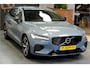 Volvo V60 2.0 T6 AWD Long Range 293kW/399pk Aut8 Recharge R-Design ADAPT.CRUISE + EL.TREKHAAK + SUBWOOFER + DAB+ + LEDER/GAASSTOF + PILOT ASSIST + ADAPT.CRUISE + STOEL-&STUURVERWARMING + CAMERA + PD-GLASS + KEYLESS ENTRY&GO + PARKSENSOREN + 19" LM-VELGEN!!