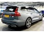 Volvo V60 2.0 T6 AWD Long Range 293kW/399pk Aut8 Recharge R-Design ADAPT.CRUISE + EL.TREKHAAK + SUBWOOFER + DAB+ + LEDER/GAASSTOF + PILOT ASSIST + ADAPT.CRUISE + STOEL-&STUURVERWARMING + CAMERA + PD-GLASS + KEYLESS ENTRY&GO + PARKSENSOREN + 19" LM-VELGEN!!