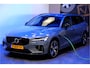 Volvo V60 2.0 T6 AWD Long Range 293kW/399pk Aut8 Recharge R-Design ADAPT.CRUISE + EL.TREKHAAK + SUBWOOFER + DAB+ + LEDER/GAASSTOF + PILOT ASSIST + ADAPT.CRUISE + STOEL-&STUURVERWARMING + CAMERA + PD-GLASS + KEYLESS ENTRY&GO + PARKSENSOREN + 19" LM-VELGEN!!