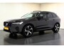 Volvo XC60 2.0 T8 AWD 287kW/390pk Aut8 Plug-in hybrid Ultimate Dark LUCHTVERING + HARMAN/KARDON + PANORAMADAK + EL.TREKHAAK + 360 CAMERA + PILOT ASSIST + HEAD-UP + ADAPT.CRUISE + LANE ASSIST + PARKSENSOREN V&A + 21" LM-VELGEN!!