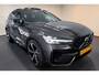 Volvo XC60 2.0 T8 AWD 287kW/390pk Aut8 Plug-in hybrid Ultimate Dark LUCHTVERING + HARMAN/KARDON + PANORAMADAK + EL.TREKHAAK + 360 CAMERA + PILOT ASSIST + HEAD-UP + ADAPT.CRUISE + LANE ASSIST + PARKSENSOREN V&A + 21" LM-VELGEN!!