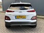 Hyundai Kona Electric EV Premium 64 kWh / Automaat / Navigatie / Cruise Control Adaptief / Trekhaak / Climate Control / Camera / Stoel verwarming/verkoeling / stuurwielverwarming / Head-up / Leder