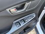 Hyundai Kona Electric EV Premium 64 kWh / Automaat / Navigatie / Cruise Control Adaptief / Trekhaak / Climate Control / Camera / Stoel verwarming/verkoeling / stuurwielverwarming / Head-up / Leder