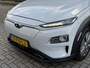 Hyundai Kona Electric EV Premium 64 kWh / Automaat / Navigatie / Cruise Control Adaptief / Trekhaak / Climate Control / Camera / Stoel verwarming/verkoeling / stuurwielverwarming / Head-up / Leder