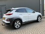 Hyundai Kona Electric EV Premium 64 kWh / Automaat / Navigatie / Cruise Control Adaptief / Trekhaak / Climate Control / Camera / Stoel verwarming/verkoeling / stuurwielverwarming / Head-up / Leder