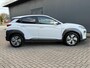 Hyundai Kona Electric EV Premium 64 kWh / Automaat / Navigatie / Cruise Control Adaptief / Trekhaak / Climate Control / Camera / Stoel verwarming/verkoeling / stuurwielverwarming / Head-up / Leder