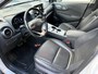 Hyundai Kona Electric EV Premium 64 kWh / Automaat / Navigatie / Cruise Control Adaptief / Trekhaak / Climate Control / Camera / Stoel verwarming/verkoeling / stuurwielverwarming / Head-up / Leder