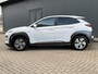 Hyundai Kona Electric EV Premium 64 kWh / Automaat / Navigatie / Cruise Control Adaptief / Trekhaak / Climate Control / Camera / Stoel verwarming/verkoeling / stuurwielverwarming / Head-up / Leder