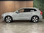 Volvo XC60 T6 AWD Recharge Plus Bright | Trekhaak | Adaptieve Cruise Control | Stoel en Stuurwielverwarming | Schuifdak | Pilot Assist | BLIS Dode Hoek Detectie | Elektrische voorstoelen geheugen | Lederen bekleding | Zitting verlenging voorstoelen | 19 Inch | Google Infotainment | Keyless Drive | Parkeersensoren voor+achter | Privacy Glass | Elektrisch bedienbare achterklep | DAB Radio | Apple Carplay/Android Auto | Draadloos telefoon opladen | Volvo On Call met mobiele App functie | Vapour Grey Metallic |